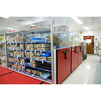 醫(yī)院藥房網(wǎng)格移動(dòng)式貨架_醫(yī)院工程項(xiàng)目電鍍鉻線(xiàn)網(wǎng)貨架解決方案