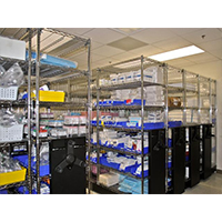 醫(yī)院藥房網(wǎng)格移動(dòng)式貨架_醫(yī)院工程項(xiàng)目電鍍鉻線(xiàn)網(wǎng)貨架解決方案（2）